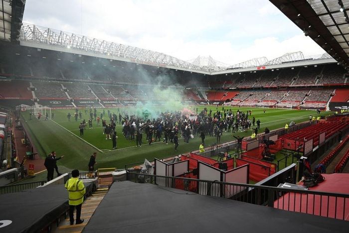 Tình hình nghiêm trọng khi một nhóm CĐV quá khích xông vào sân Old Trafford. Các CĐV khiến mặt cỏ Old Trafford bị ảnh hưởng. Một số người nhổ cột cờ góc, phá khung thành. Số ít nhân viên an ninh của sân Old Trafford bất lực nhìn CĐV xông vào.