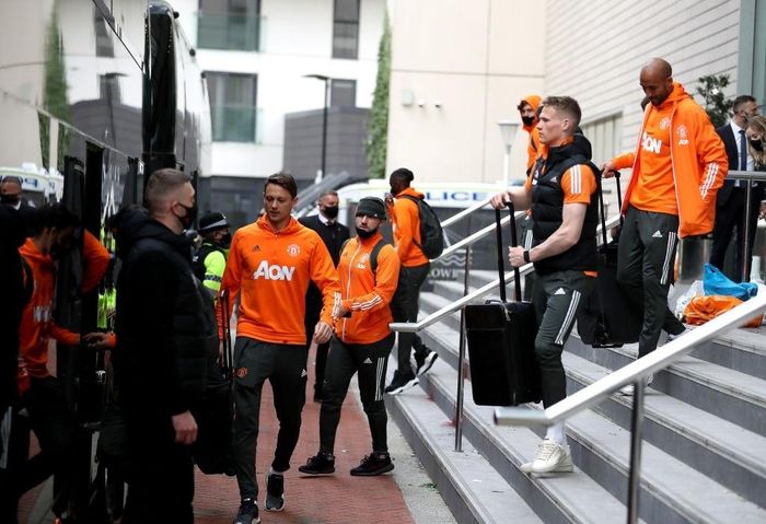 Các cầu thủ MU không vui khi bỏ dở trận đấu theo cách này. Trận đại chiến giữa MU và Liverpool mang tính chất đặc biệt quan trọng. Nếu MU thắng, họ cầm chắc vị trí trong top 4, đồng thời khiến Man City chưa thể vô địch Premier League 2020/21. Bên cạnh đó, MU còn hướng đến chiến thắng để đẩy Liverpool xa top 4.