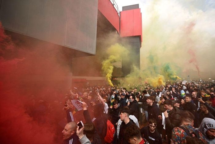Hàng nghìn CĐV MU tụ tập tại sân Old Trafford trước trận đấu khoảng 2 tiếng. Các CĐV sử dụng pháo khói, la hét ầm ĩ để chỉ trích nhà Glazer.