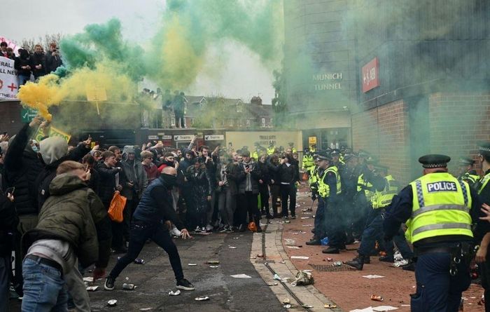 Nhóm CĐV chống trả quyết liệt. Họ ném chai, lọ và các mảnh vỡ vào cảnh sát. Theo Sky Sports, một cảnh sát làm nhiệm vụ đã bị vết rách sâu trên khuôn mặt sau khi CĐV ném chai.