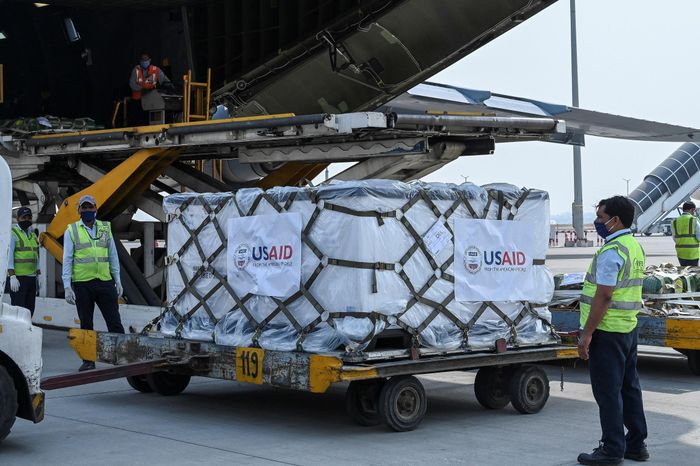  Một kiện hàng cứu trợ khẩn cấp được phía Mỹ gửi cho Ấn Độ. Ảnh: Reuters. 