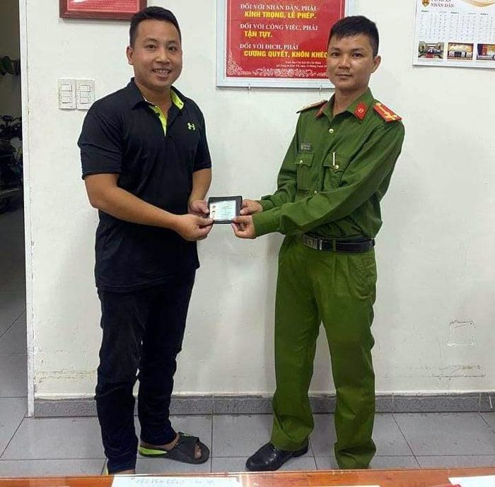 Cán bộ Công an phường Hòa Thuận Đông và Công an phường Hải Châu 1 trả lại tài sản cho người dân.