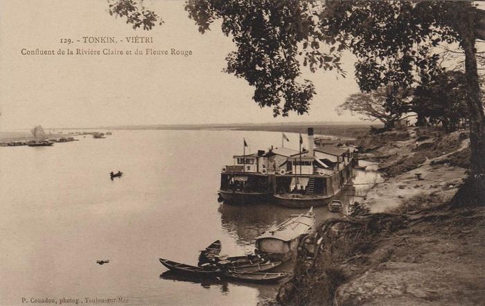 Nơi hợp lưu của sông Lô và sông Hồng ở Việt Trì.