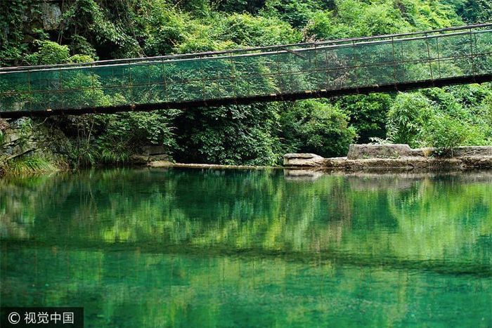 Một cây cầu bắc qua sông ở Hàng Châu.