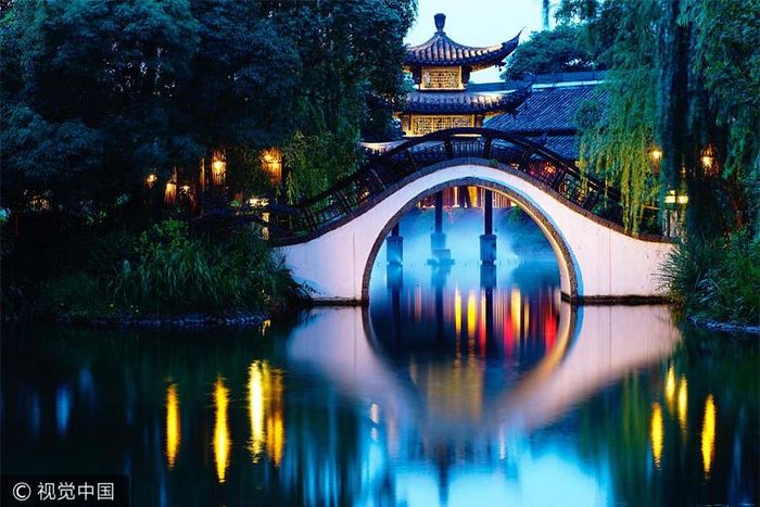 Là một thành phố nổi tiếng và thịnh vượng bậc nhất ở Trung Quốc, Hàng Châu được biết đến nhiều với phong cảnh thiên nhiên tuyệt đẹp, trong đó có Tây Hồ.
