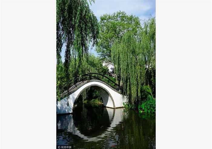 Hàng Châu từ lâu đã là điểm thu hút khách du lịch. Phong cảnh đẹp như tranh vẽ cũng là một nguồn cảm hứng cho các nghệ sĩ.