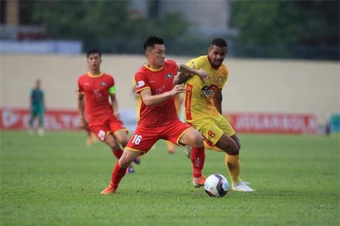 SLNA (trái) thua trận thứ 7 trong 8 trận gần nhất.Ảnh: MINH HOÀNG