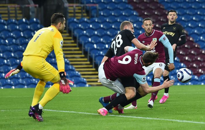 Ở mùa này, Burnley đã khiến nhiều đối thủ mạnh gặp khó khăn bằng lối chơi phòng ngự số đông, và West Ham cũng không phải ngoại lệ. Sau những phút chơi nhún nhường, đoàn quân của HLV Sean Dyche tìm được cơ hội mở tỷ số ở ngay tình huống triển khai bóng đầu tiên. Chris Wood tận dụng sức càn lướt để vượt qua Issa Diop. Tomas Soucek lùi về bọc lót, nhưng anh lại không vào trúng bóng. Trọng tài Anthony Taylor ngay lập tức chỉ tay vào chấm phạt đền.
