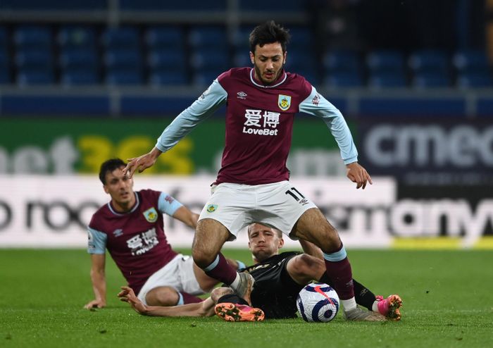 Burnley không có phương án tấn công nào ngoài những pha bóng dài. Khả năng không chiến của Soucek cùng sự tập trung của các trung vệ đã giúp West Ham hóa giải hầu hết nỗ lực lên bóng của đội chủ nhà.