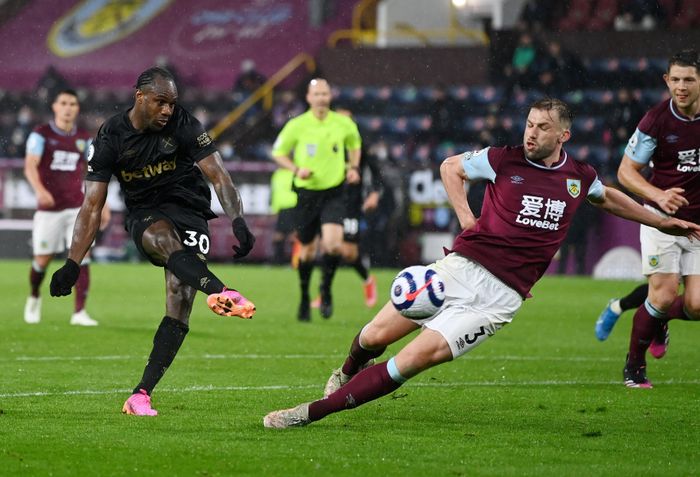Sự chủ động được West Ham duy trì trong hiệp đấu thứ 2. Michail Antonio có thêm 2 cơ hội ngon ăn, nhưng anh không thể đưa bóng đi trúng đích, dù trước mặt chỉ còn khung thành trống.