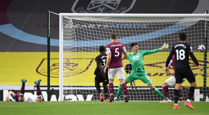 West Ham càng chơi càng hay. Đoàn quân áo đen cầm bóng vượt trội (60%), và triển khai tấn công mạch lạc ở hai biên. Phút 29, Antonio tiếp tục tỏa sáng với một pha dứt điểm cận thành. Công đầu thuộc về Said Benrahma. Quả tạt từ cánh trái của cầu thủ người Algeria đã loại bỏ toàn bộ hàng thủ Burnley.