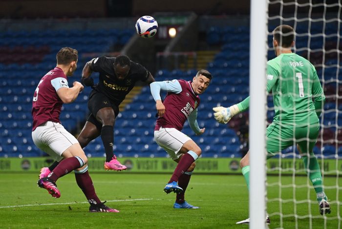 West Ham đẩy cao đội hình chơi pressing, và tạo ra sức ép lớn về phía khung thành đối thủ. Chỉ 2 phút sau khi thủng lưới, "The Hammers" đã có bàn gỡ hòa. Pha để mất bóng của Jack Cork khiến hàng thủ Burnley hoàn toàn bị động. Lingard mở bóng cho Vladimir Coufal bên cánh phải. Hậu vệ cánh số 5 treo bóng vừa tầm cho Antonio đánh đầu hạ gục Nick Pope. Sức mạnh thể chất của tiền đạo sinh năm 1990 không cho cặp trung vệ đội chủ nhà cơ hội ngăn chặn.