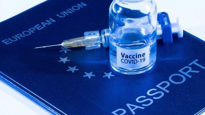  "Hộ chiếu vaccine" là hy vọng của nhiều gia đình đang bị phân tán trong đại dịch. Ảnh: Getty. 