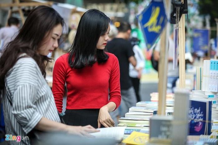  Đường sách là một không gian nhẹ nhõm, nơi đạo diễn Lê Hoàng thường tới lựa sách. Ảnh: Liêu Lãm. 