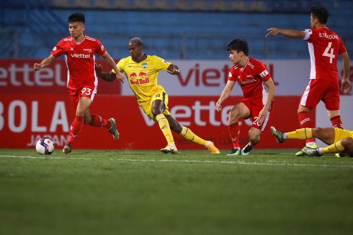  Đại bại trước HAGL hồi đầu mùa nhưng CLB Viettel (áo đỏ) vẫn chỉ kém đối thủ 3 điểm. Ảnh: Minh Chiến. 