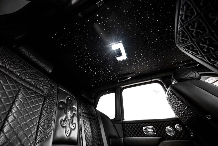  Trần sao trứ danh của Rolls-Royce vẫn hiện diện trên chiếc Cullinan do Drake sở hữu. Được biết, dự án tùy biến này mất một năm để hoàn thành. Chiếc xe đang được trưng bày tại Viện Nghệ thuật Đương đại Miami (Mỹ). 