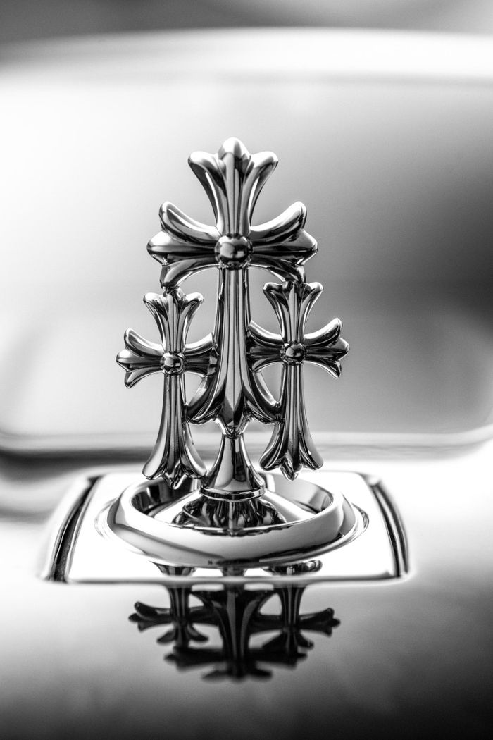 Biểu tượng Spirit of Ecstasy đặc trưng của Rolls-Royce được thay thế bằng biểu tượng chữ thập theo phong cách gothic. 