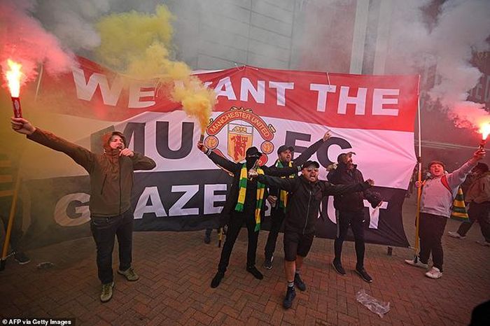 CĐV MU không còn kiên nhẫn với nhà Glazer