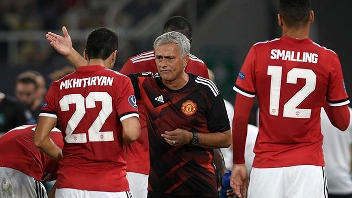 Mourinho sẽ tái ngộ 2 học trò cũ ở MU là Smalling và Mkhitaryan, những người đang khoác áo Roma