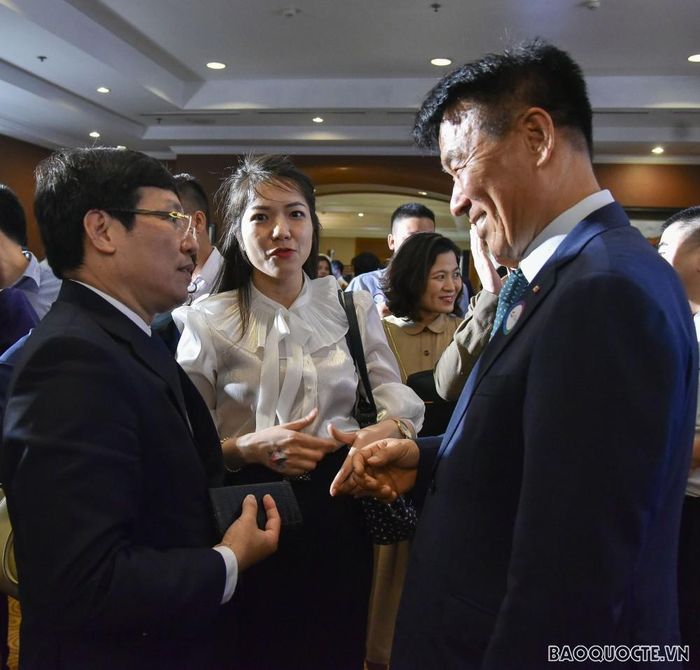 Chủ tịch UBND tỉnh Vĩnh Phúc Lê Duy Thành trao đổi với doanh nghiệp FDI bên lề Diễn đàn Nhịp cầu Phát triển 2021 do Bộ Ngoại giao phối hợp tổ chức hôm 26/4 tại Hà Nội. (Ảnh: Nguyễn Hồng)