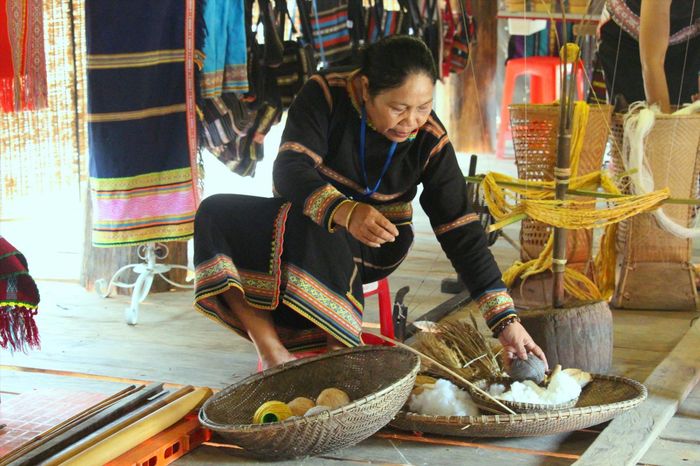 Phụ nữ Ba Na giới thiệu về sợi bông truyền thống