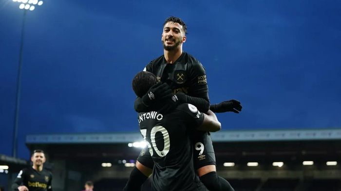 Vẫn là Antonio xé lưới Burnley ở cự ly gần