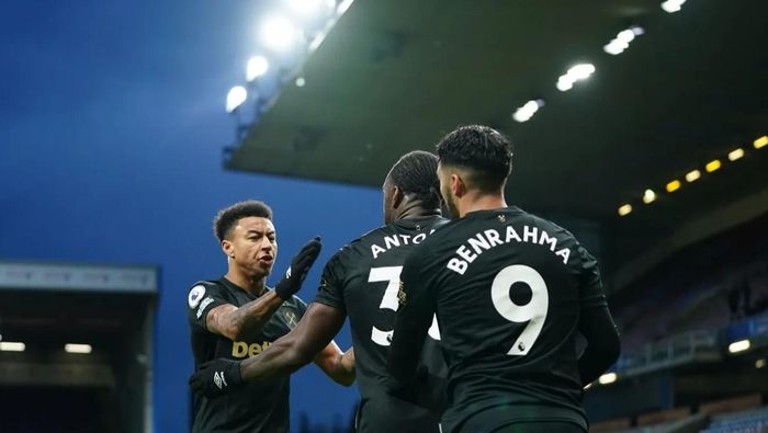 Kết quả giúp West Ham leo lên vị trí thứ 5 trên BXH