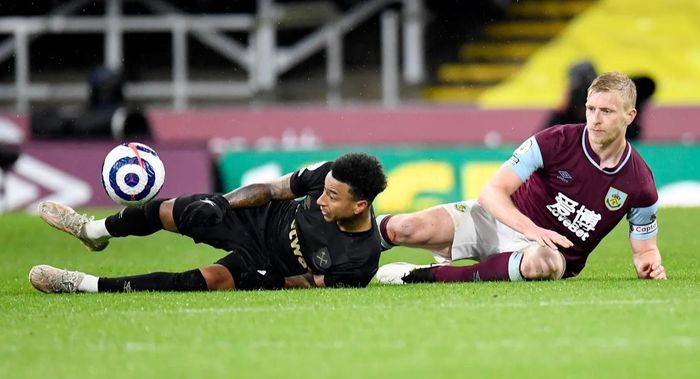 Sang hiệp hai, West Ham tiếp tục có nhiều cơ hội ngon ăn từ các tình huống phản công