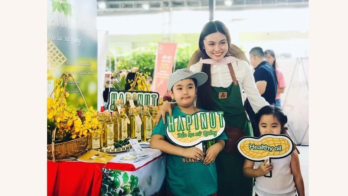 Bảo Hân mang sản phẩm của Hapinut tới hội chợ khởi nghiệp tại TPHCM