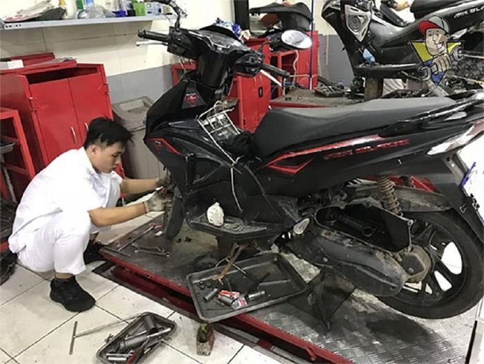 Khi ống nhiên liệu bị tắc khiến động cơ không được cung cấp đủ xăng