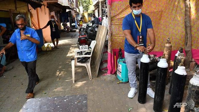  Shaikh (phải) đã bán xe hơi để triển khai hoạt động phát oxy miễn phí. Ảnh: AFP. 