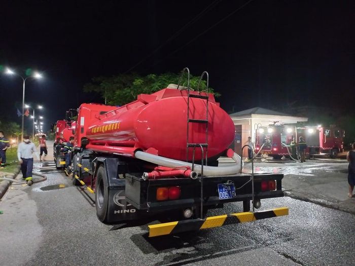 Lực lượng chức năng huy động hàng chục xe cứu hỏa và hàng trăm cán bộ, chiến sĩ nỗ lực khống chế ngọn lửa.