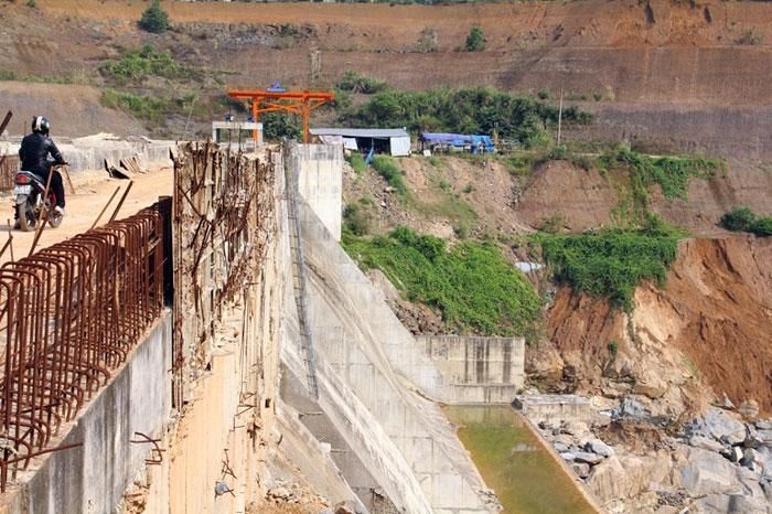 Đập thủy điện Nước Chè đang thi công dang dở, ảnh hưởng đến cuộc sống người dân
