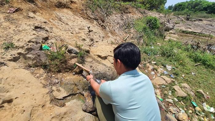 Trưởng thôn Hồ Văn Rương lấy nước từ khe Dút