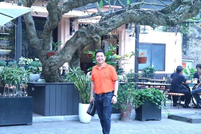 Chí Trung viết: "Một ngày làm việc vô vị đã qua. Chả việc gì ra việc gì vì cứ phải canh chừng cái “con gì” nó chực chờ để nhà hát không thể diễn gì".