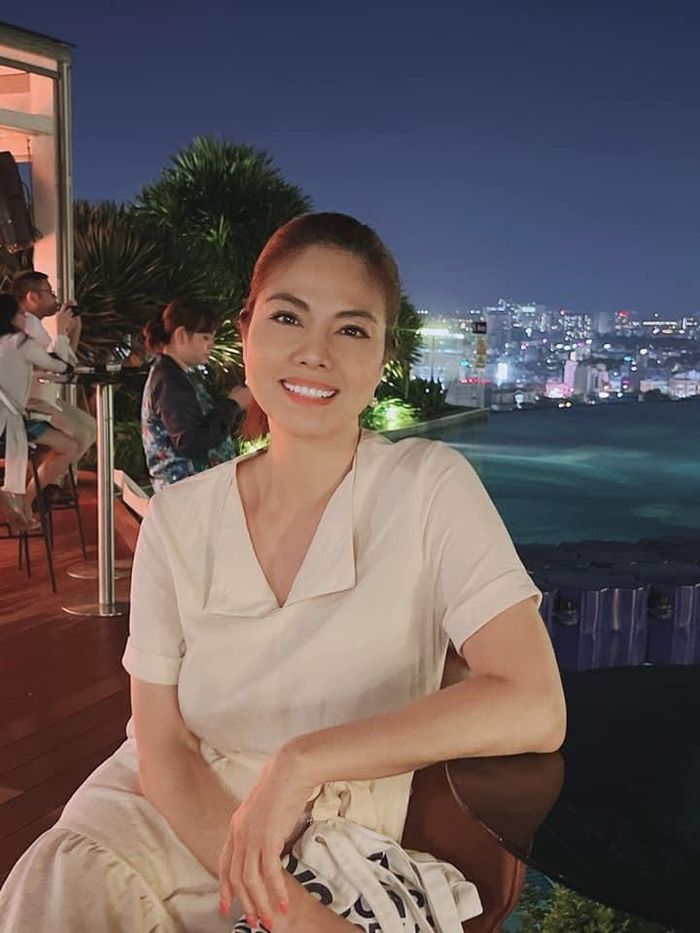 Hồ Lệ Thu viết: "Dầu ngoài kia có chuyện gì thì em nó lúc nào cũng cười". Nhiều khán giả khen cô trẻ đẹp so với tuổi U50.