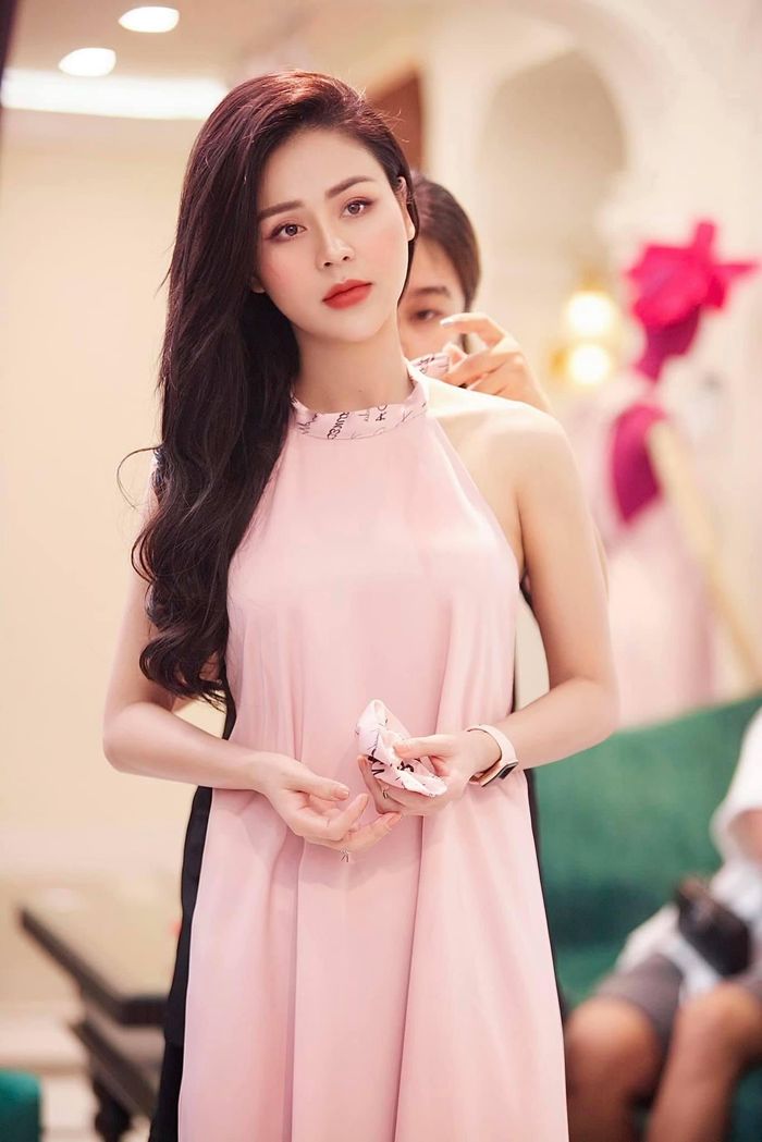 Lương Thu Trang bắt đầu chuỗi ngày làm việc tại nhà.