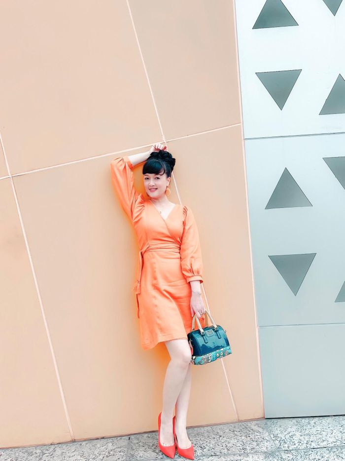 Vân Dung đăng ảnh và làm thơ:'' Hôm nay mặc váy màu cam/Chỉ mong tình cảm chẳng ham điều gì''.