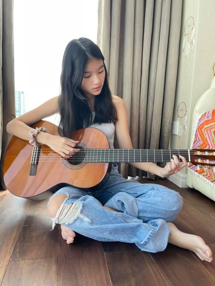 Bé Bảo Tiên - con gái Trần Bảo Sơn và Trương Ngọc Ánh tập guitar. 