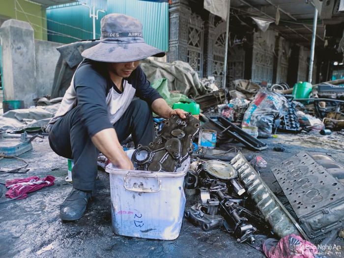 Sau khi phân ra xong cả chiếc ô tô lớn, máy móc sẽ được kiểm tra và mang đi sửa chữa nếu còn phục chế được, còn không sẽ chuyển sang bãi phế liệu. Ảnh: Tiến Đông