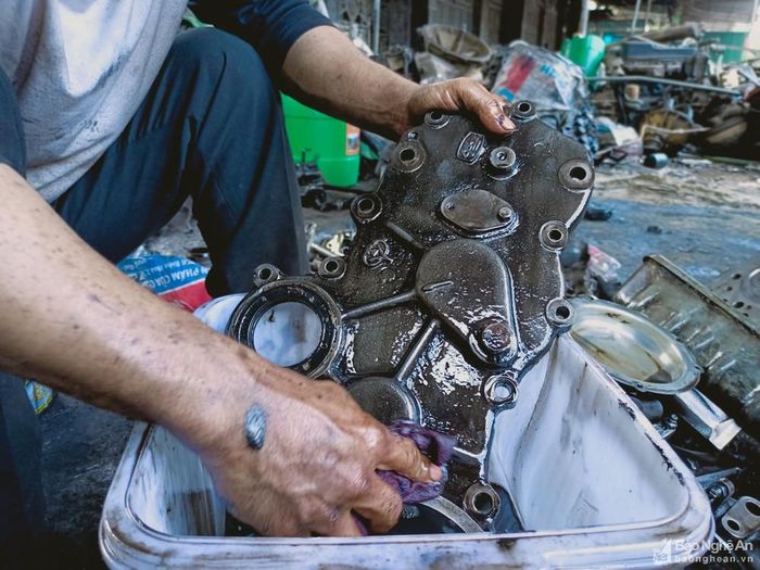 Máy móc được tẩy rửa cho sạch dầu, sau đó đem đi phục chế. Những chi tiết bị hư hỏng sẽ được thay thế đảm bảo hoạt động bình thường. Ảnh: Tiến Đông