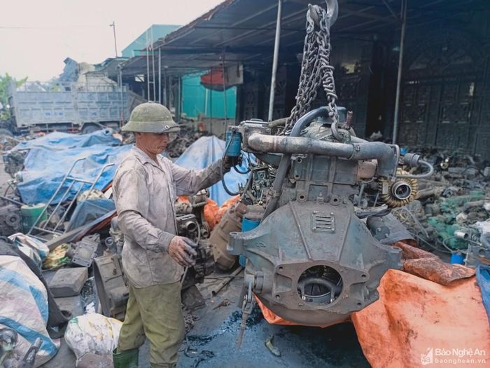 Những chiếc máy nặng hàng tấn buộc phải dùng xe cẩu chuyên dụng để vận chuyển, bốc dỡ. Ảnh: Tiến Đông
