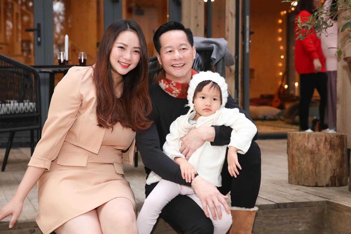 Được biết, đại gia Đức An không thể hiện lạc trực tiếp với Ngọc Thúy mà phải trao đổi với người đại diện của cô ở tòa án. Vì thế, ông sử dụng mạng xã hội để truyền tải thông điệp tới vợ cũ trong những ngày gần đây. 
