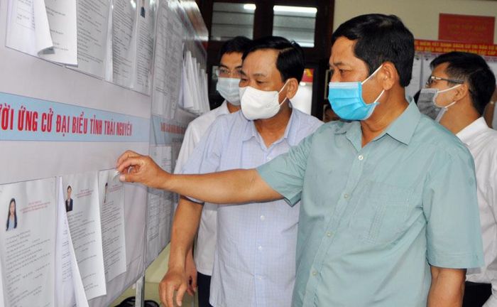 Đoàn công tác của UBBC tỉnh kiểm tra, giám sát công tác chuẩn bị bầu cử tại phường Mỏ Chè (T.P Sông Công).