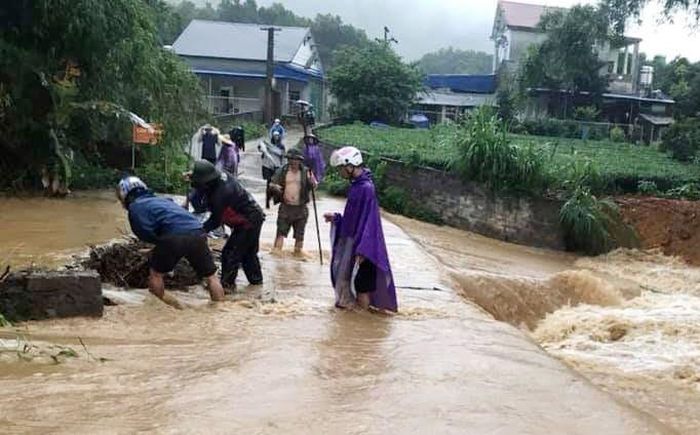 Người dân địa phương khơi thông dòng chảy tại hồ Cây Vỉ, xóm Suối Cái, xã Tân Thái (Đại từ).