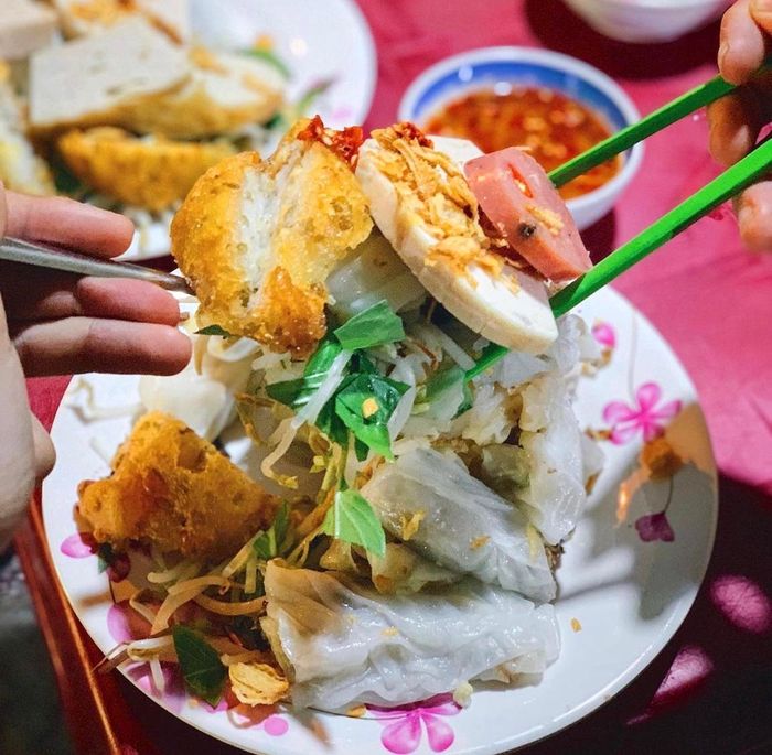 Đĩa bánh cuốn nóng là gợi ý ẩm thực lý tưởng cho bữa tối. Ảnh: Mysteriousaigon.