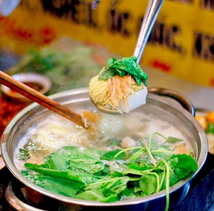 Nồi lẩu nghi ngút khói là lựa chọn phù hợp để bạn nhâm nhi lúc đêm muộn. Ảnh: Mysteriousaigon.