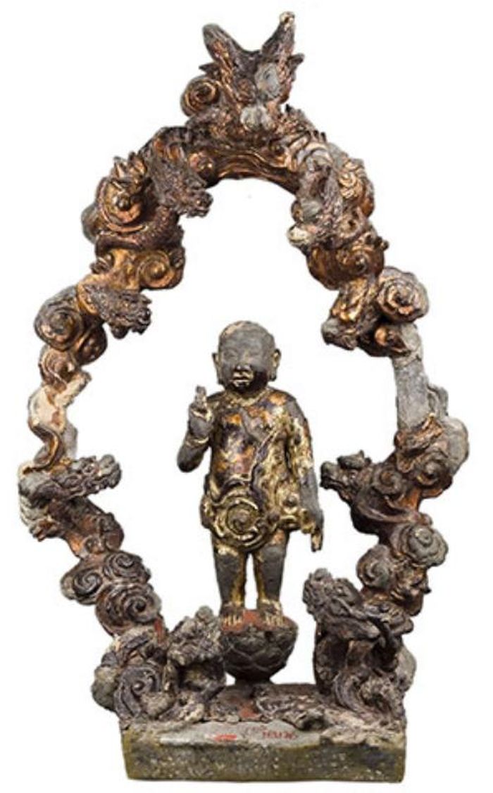 Tượng thích ca sơ sinh đứng trong tòa Cửu Long thế kỷ 17-18 thời Lê Trung Hưng. Ảnh: Tư liệu