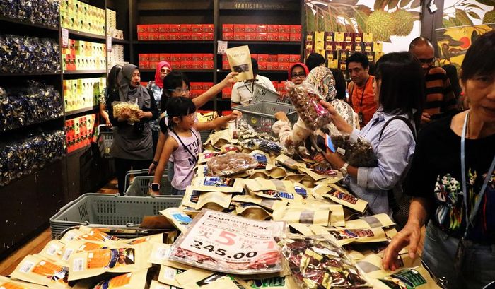 Trong một cửa hàng bán chocolate.