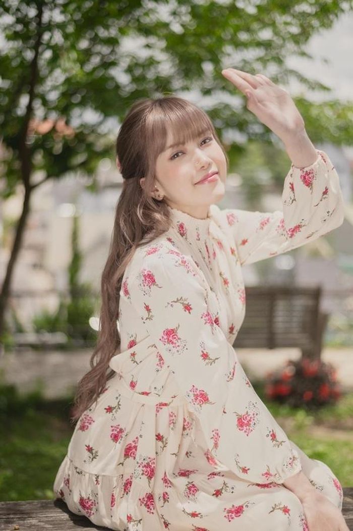 Thiều Bảo Trâm lần đầu thể hiện khía cạnh ngọt ngào khi vào vai cô gái nhà bên đang thầm thương một chàng trai.